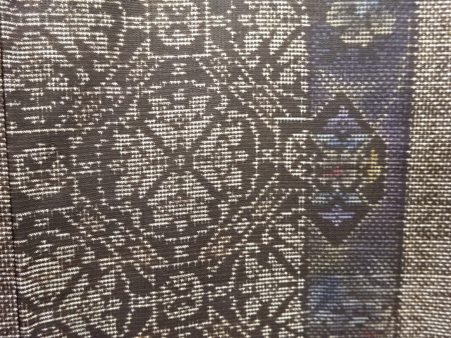  未使用品　仕立て上がり　縞に華紋織り出し本場泥大島紬着物(7マルキ)